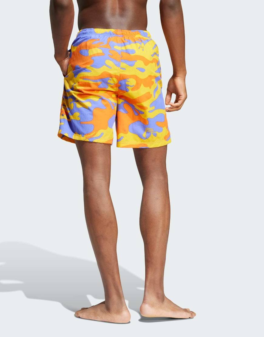 adidas Originals - Badeshorts in Kobaltblau mit Grafik-Muster von adidas Originals