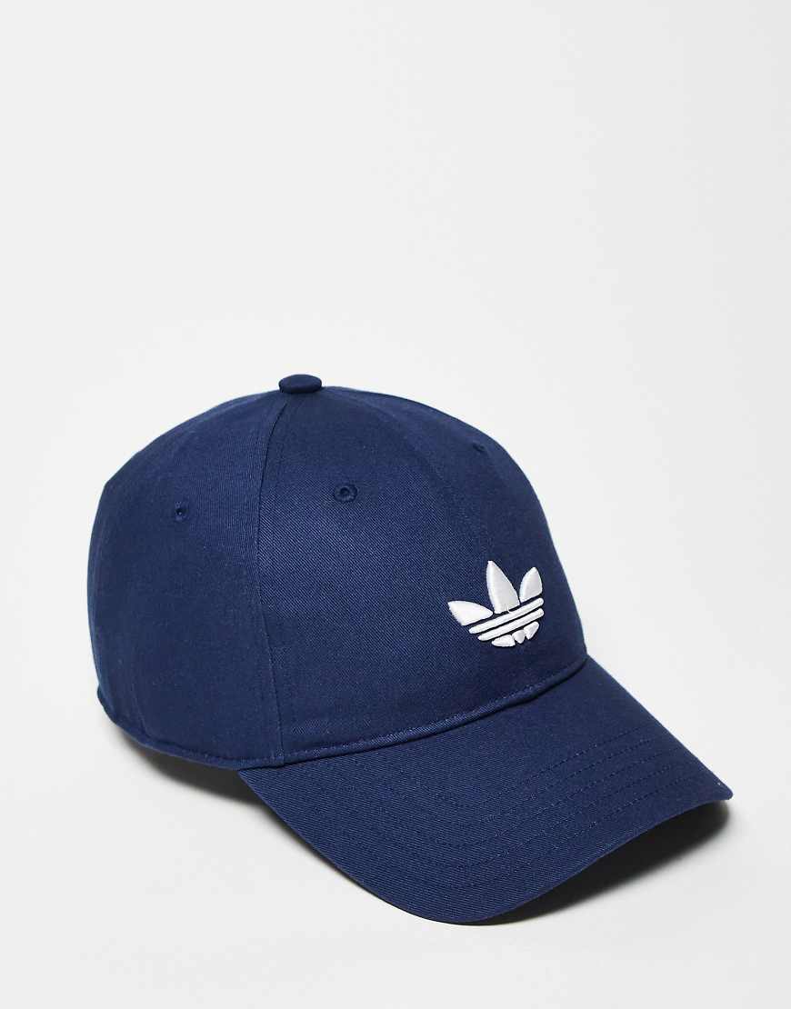 adidas Originals - Baseballkappe in Marineblau mit Dreiblattlogo adidas Originals - Baseballkappe in Marineblau mit Dreiblattlogo von adidas Originals