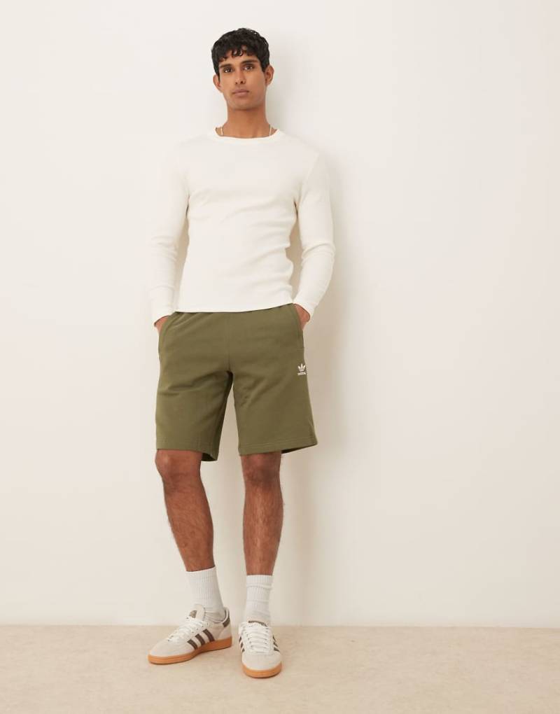adidas Originals - Basic-Shorts in Khaki-Grün von adidas Originals