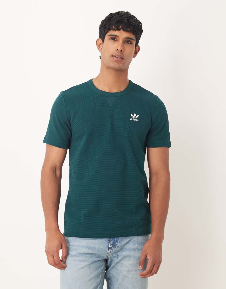 adidas Originals - Basic-T-Shirt in Dunkelgrün mit Waffelstruktur adidas Originals - Basic-T-Shirt in Dunkelgrün mit Waffelstruktur von adidas Originals