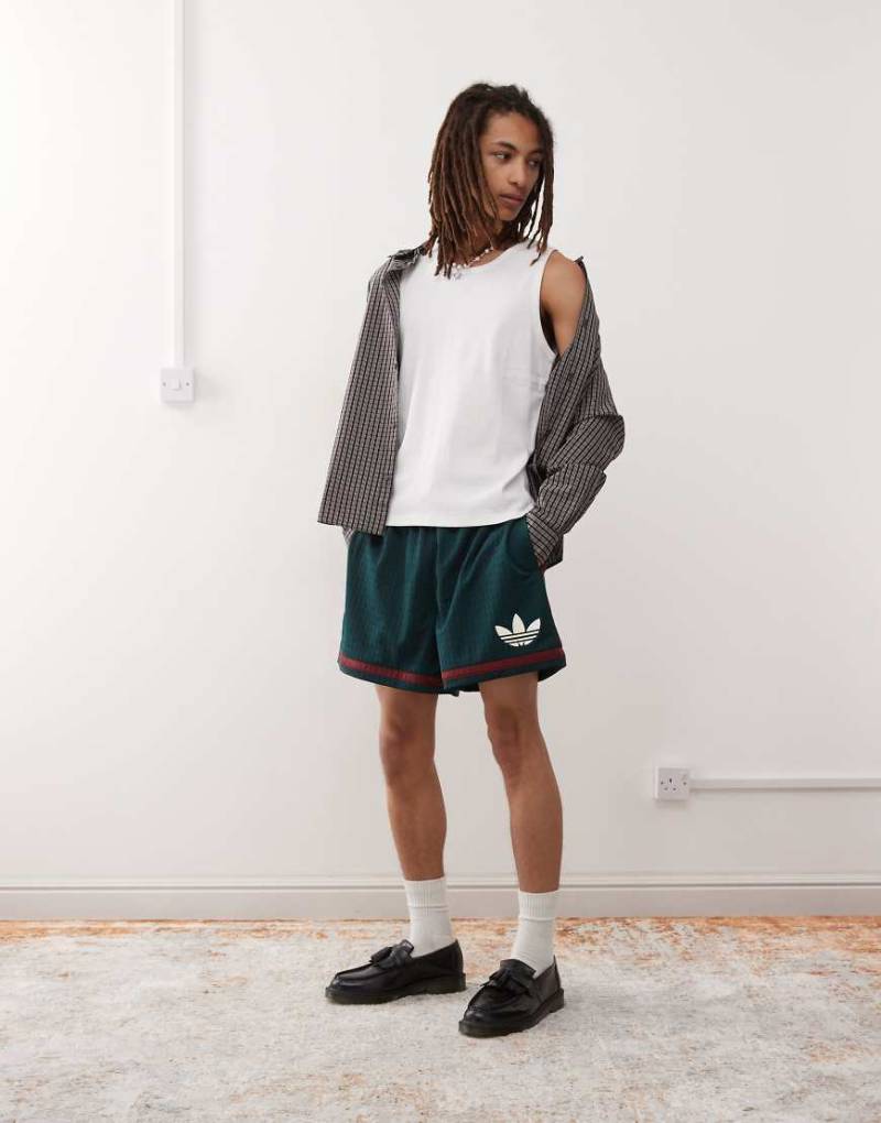 adidas Originals - Basketball-Shorts in Grün mit Kettenstrickmuster von adidas Originals
