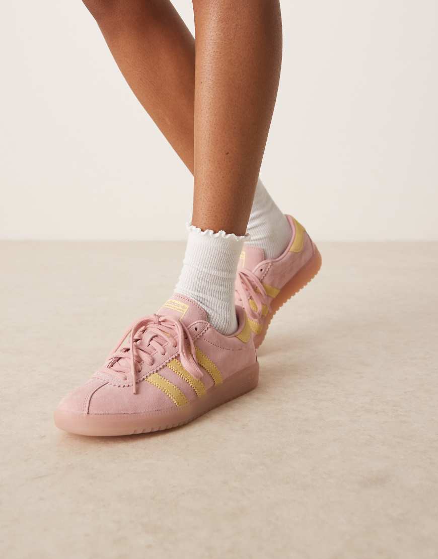 adidas Originals - Bermuda - Sneaker in Rosa und Gelb von adidas Originals