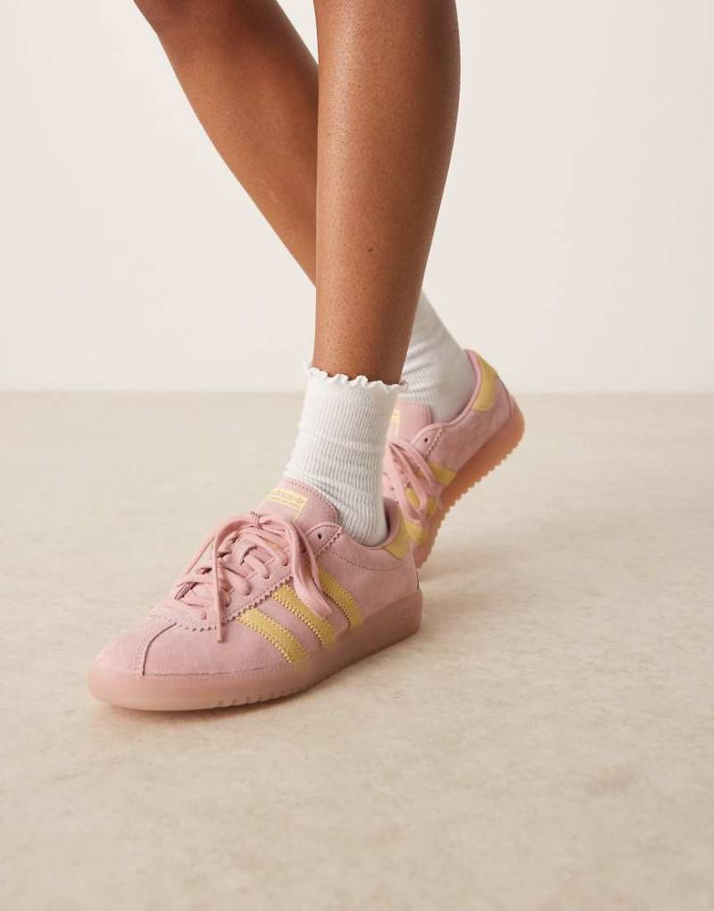 adidas Originals - Bermuda - Sneaker in Rosa und Gelb von adidas Originals