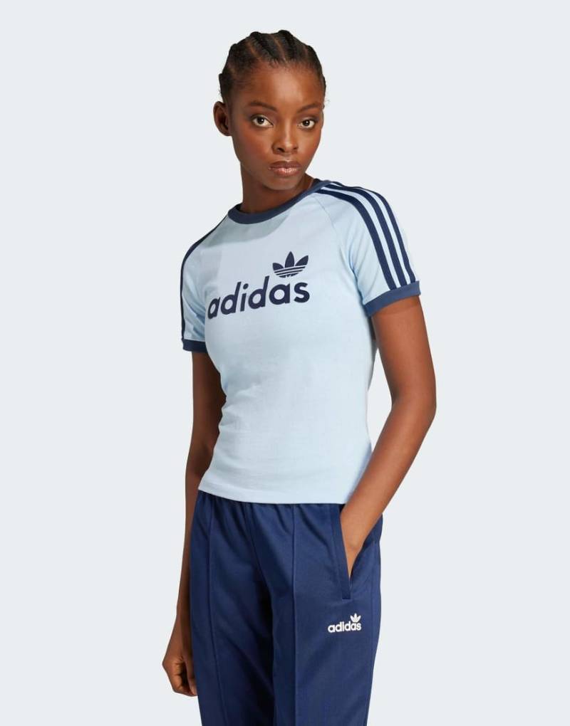 adidas Originals - Cali - T-Shirt in Hellblau und Marineblau mit linearem Logo von adidas Originals