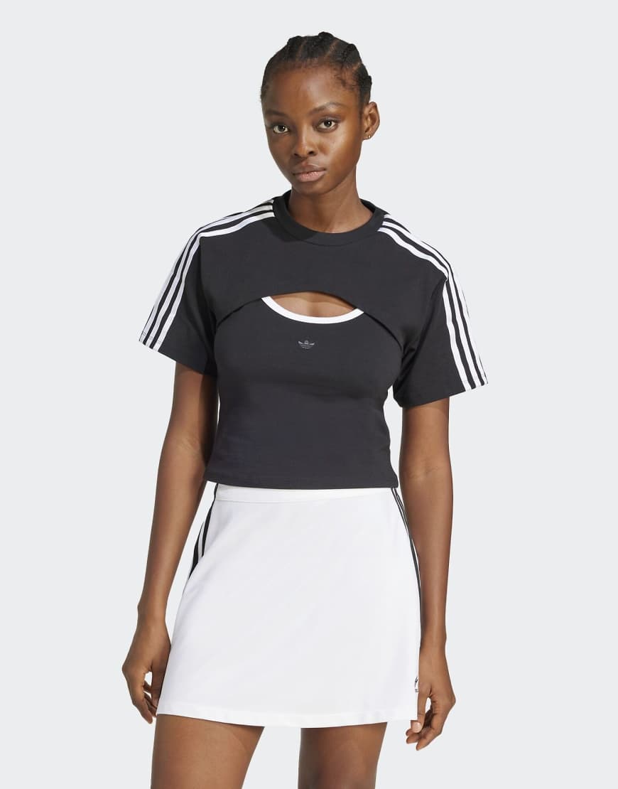 adidas Originals - Cali - T-Shirt in Schwarz und Weiß und Schwarz mit Cut-out-Design von adidas Originals