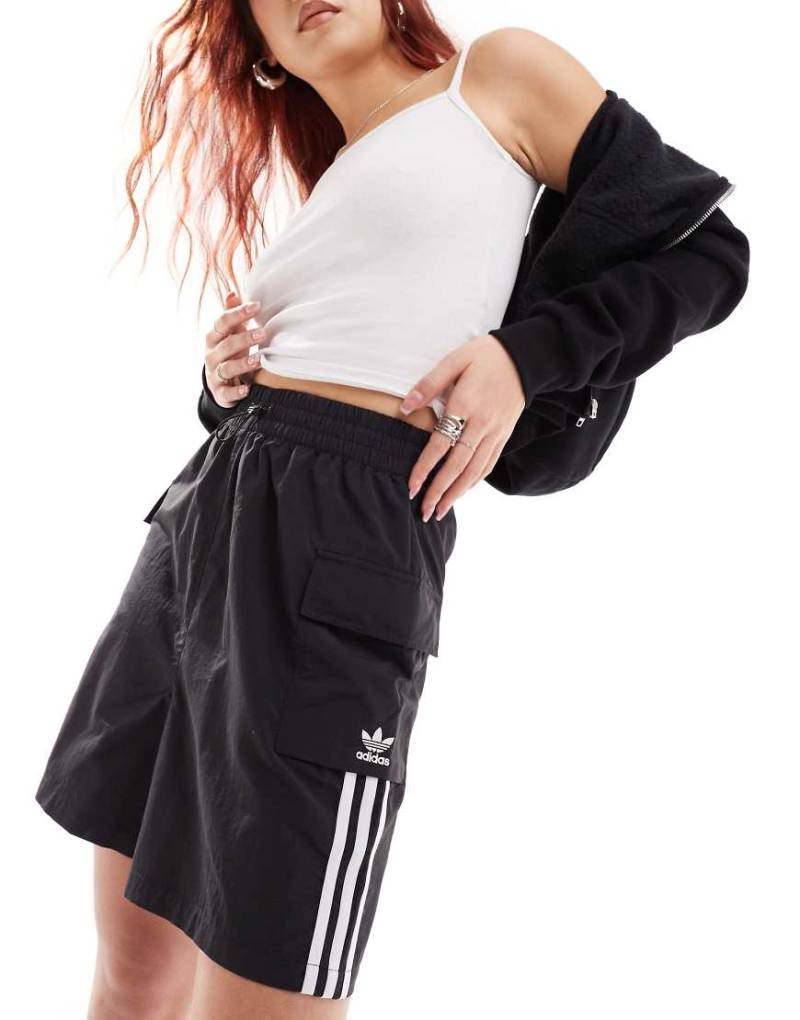 adidas Originals - Cargoshorts in Schwarz mit drei Streifen adidas Originals - Cargoshorts in Schwarz mit drei Streifen von adidas Originals