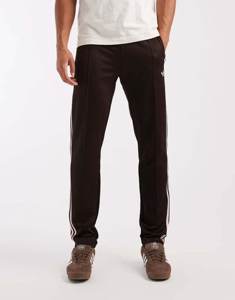 adidas Originals - Classic - Trainingshose in Aurora Coffee/Sandy Pink-Brown von adidas Originals