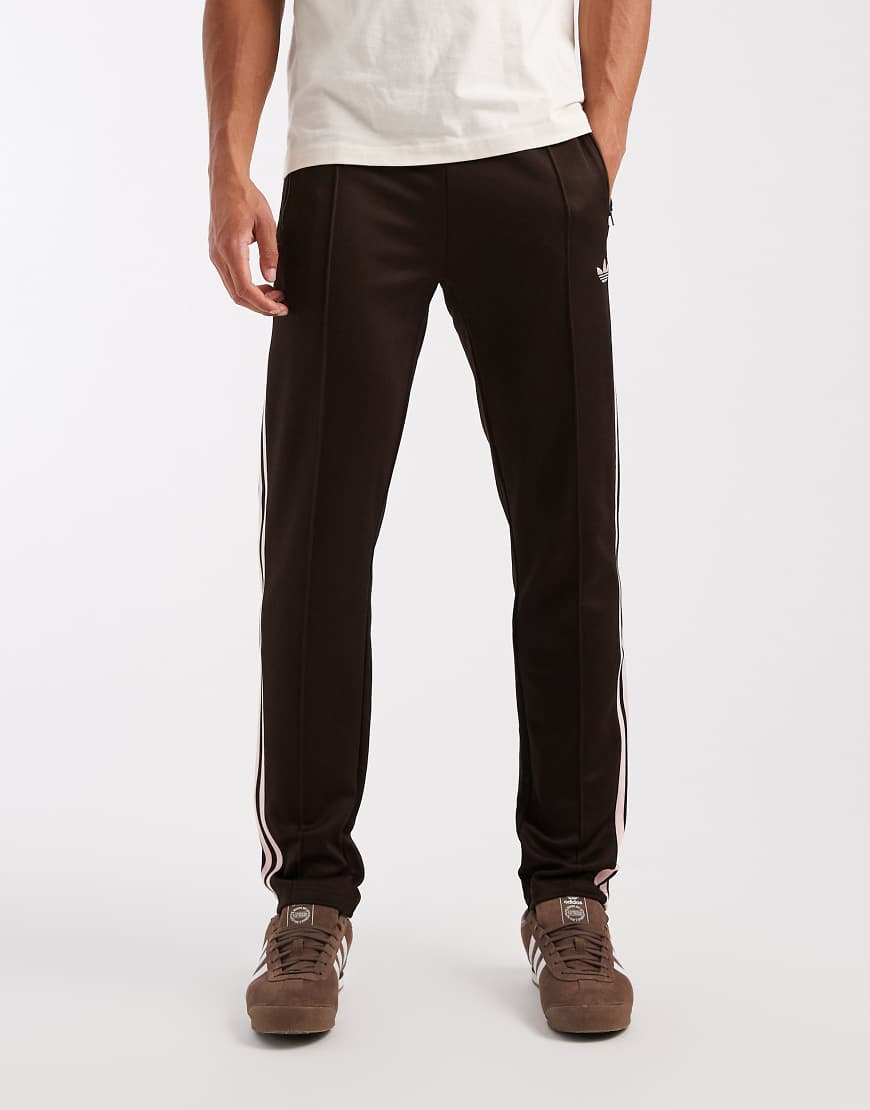 adidas Originals - Classic - Trainingshose in Aurora Coffee/Sandy Pink-Brown von adidas Originals