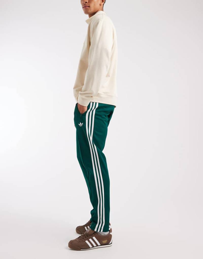 adidas Originals - Classic - Trainingshose in College-Grün und Weiß von adidas Originals