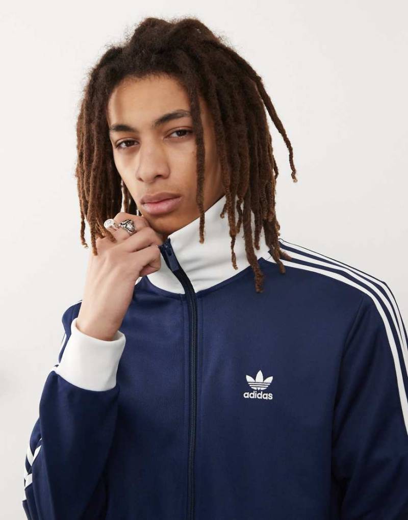 adidas Originals - Classics - Trainingsoberteil in Marineblau adidas Originals - Classics - Trainingsoberteil in Marineblau von adidas Originals