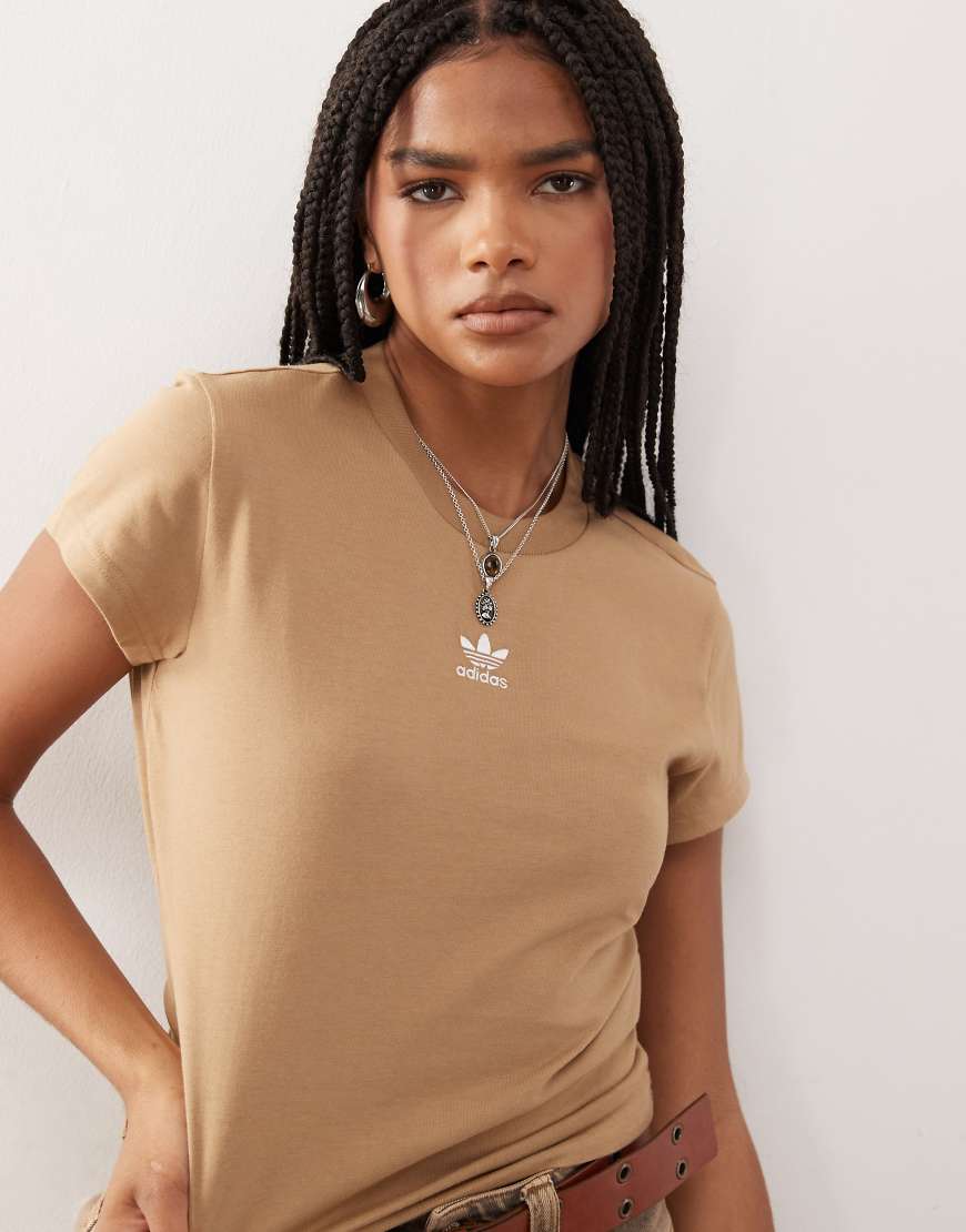 adidas Originals - Essential - Schmal geschnittenes T-Shirt in Braun von adidas Originals