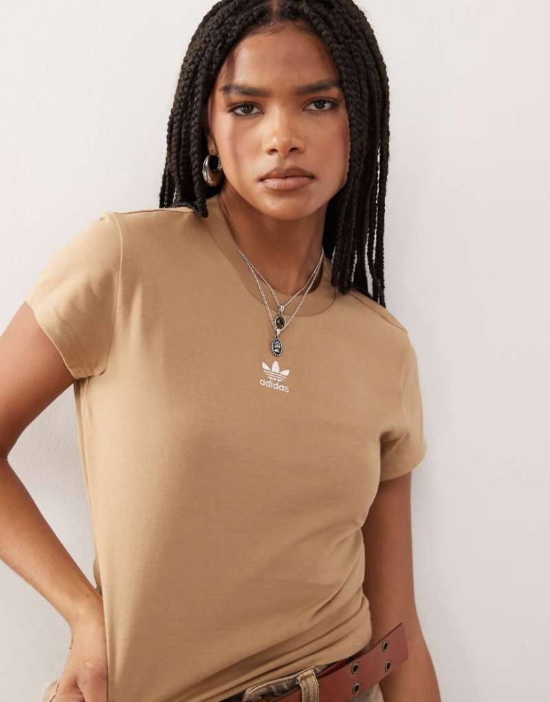 adidas Originals - Essential - Schmal geschnittenes T-Shirt in Braun von adidas Originals