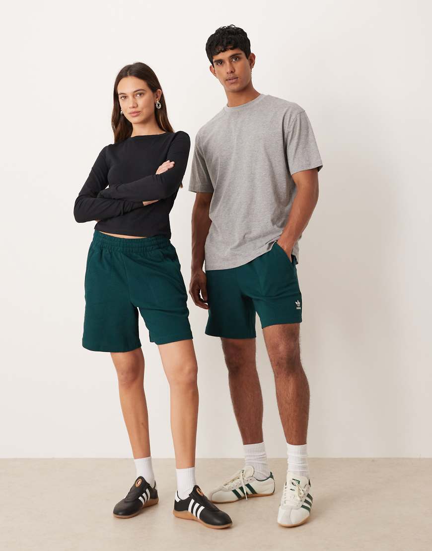 adidas Originals - Essential - Shorts in Dunkelgrün mit Waffelstruktur adidas Originals - Essential - Shorts in Dunkelgrün mit Waffelstruktur von adidas Originals