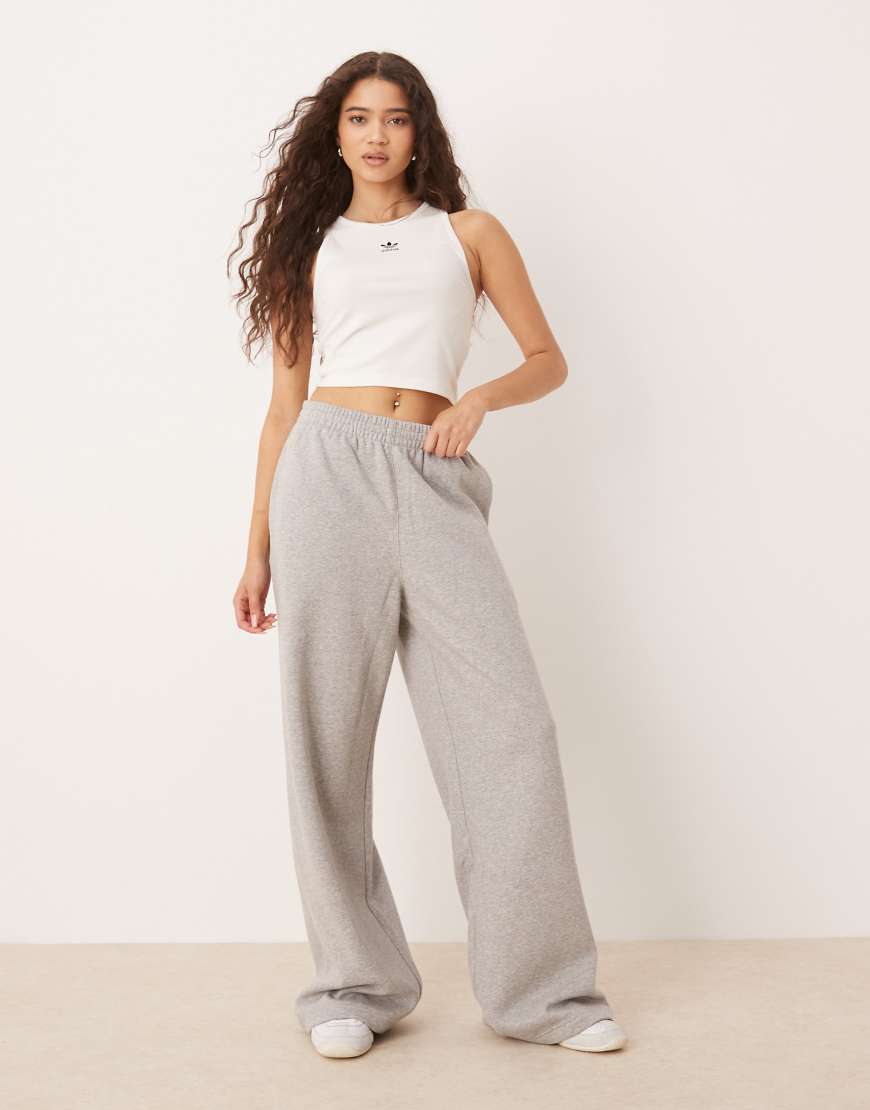 adidas Originals - Essentials - Fleece-Hose in Mittelgrau meliert mit weitem Bein adidas Originals - Essentials - Fleece-Hose in Mittelgrau meliert mit weitem Bein von adidas Originals