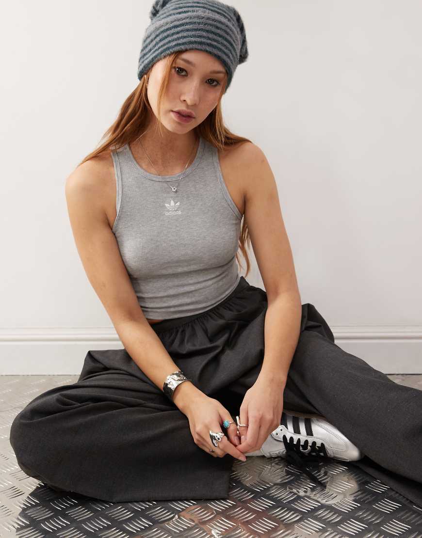 adidas Originals - Essentials - Geripptes Tanktop in Grau von adidas Originals