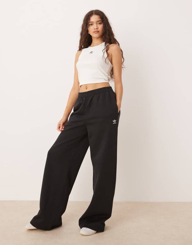 adidas Originals - Essentials - Hose aus Fleece in Schwarz mit weitem Bein von adidas Originals