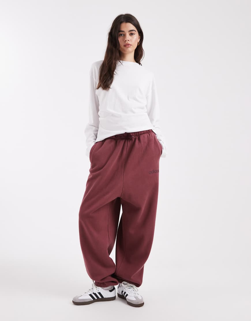 adidas Originals - Essentials - Japan Jogger+ - Boyfriend-Jogginghose in verwaschenem Kastanienbraun mit linearem Logo-Rot von adidas Originals