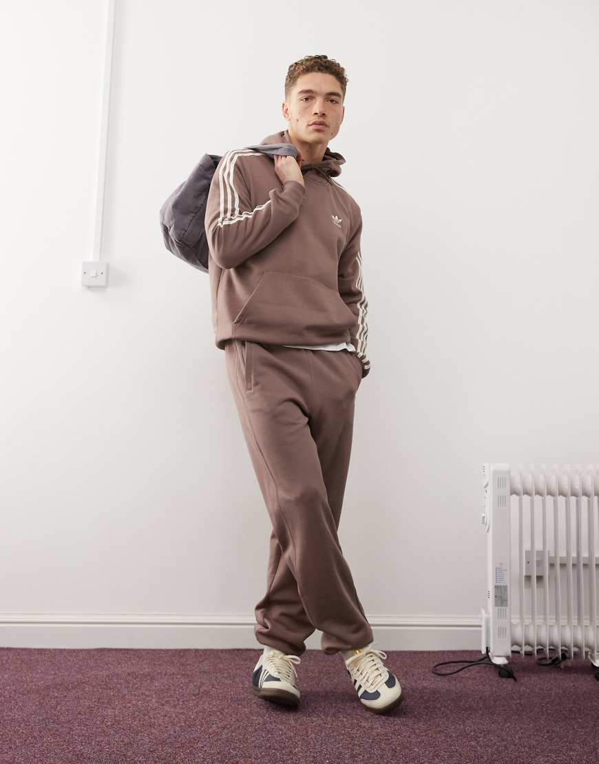 adidas Originals - Essentials - Jogginghose in Braun mit Dreiblatt-Logo von adidas Originals