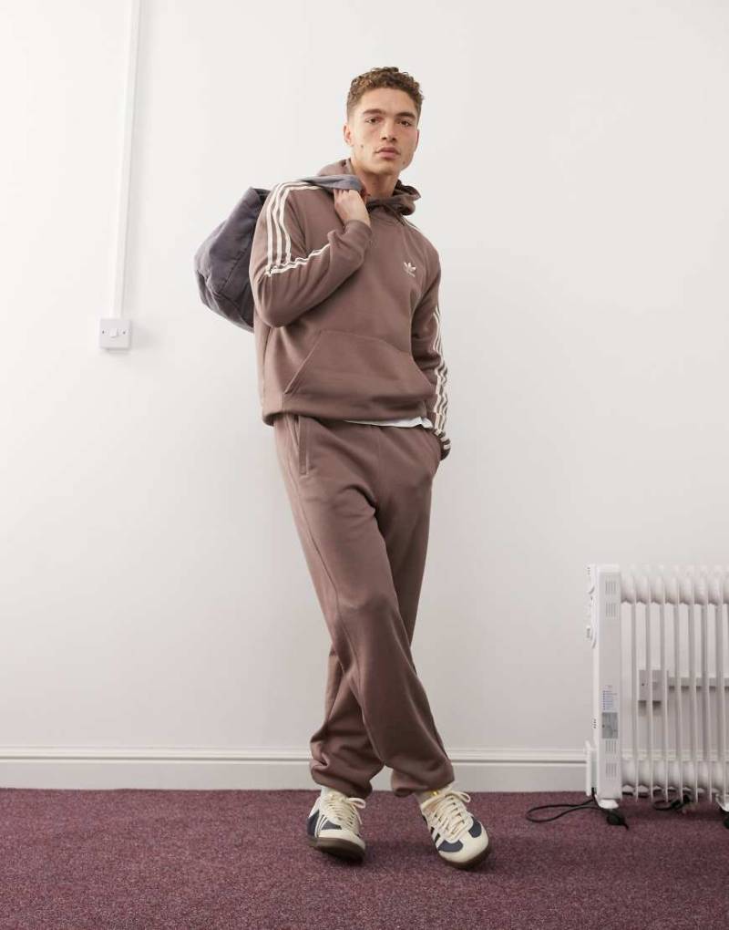 adidas Originals - Essentials - Jogginghose in Braun mit Dreiblatt-Logo von adidas Originals