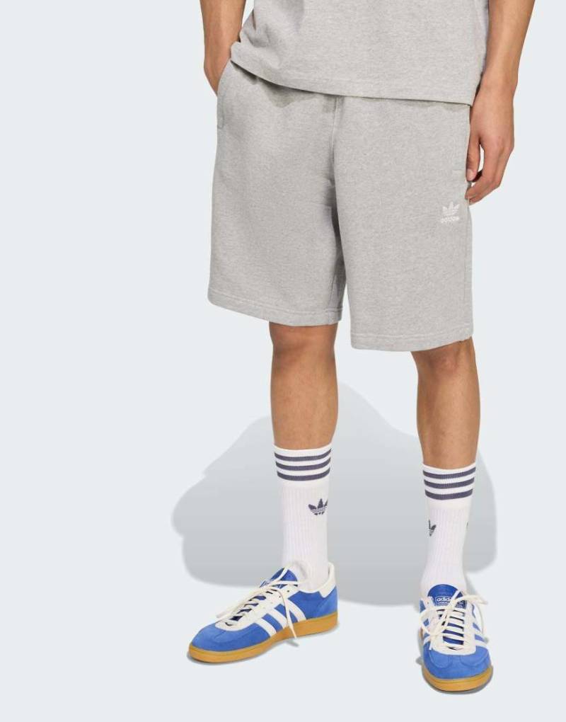 adidas Originals - Essentials - Shorts in Grau und Weiß mit Dreiblatt-Logo von adidas Originals