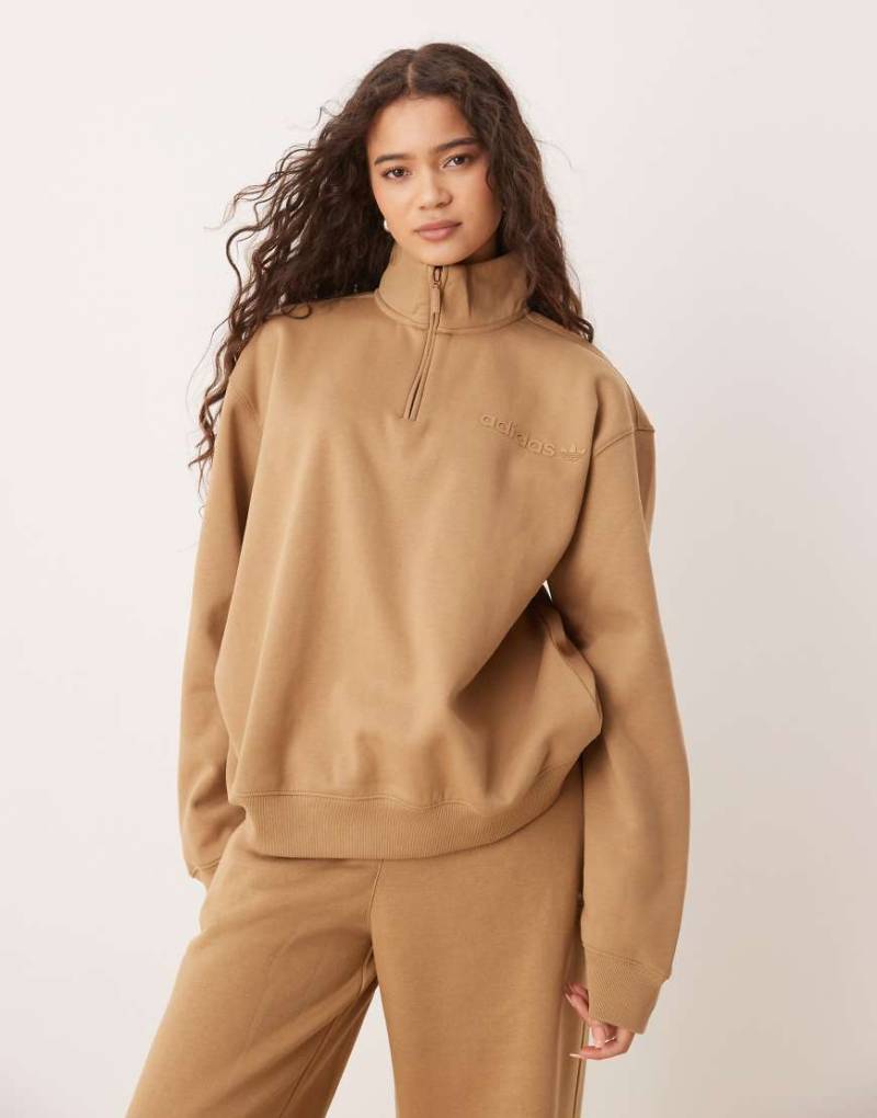 adidas Originals - Essentials - Sweatshirt in Braun mit kurzem Reißverschluss von adidas Originals