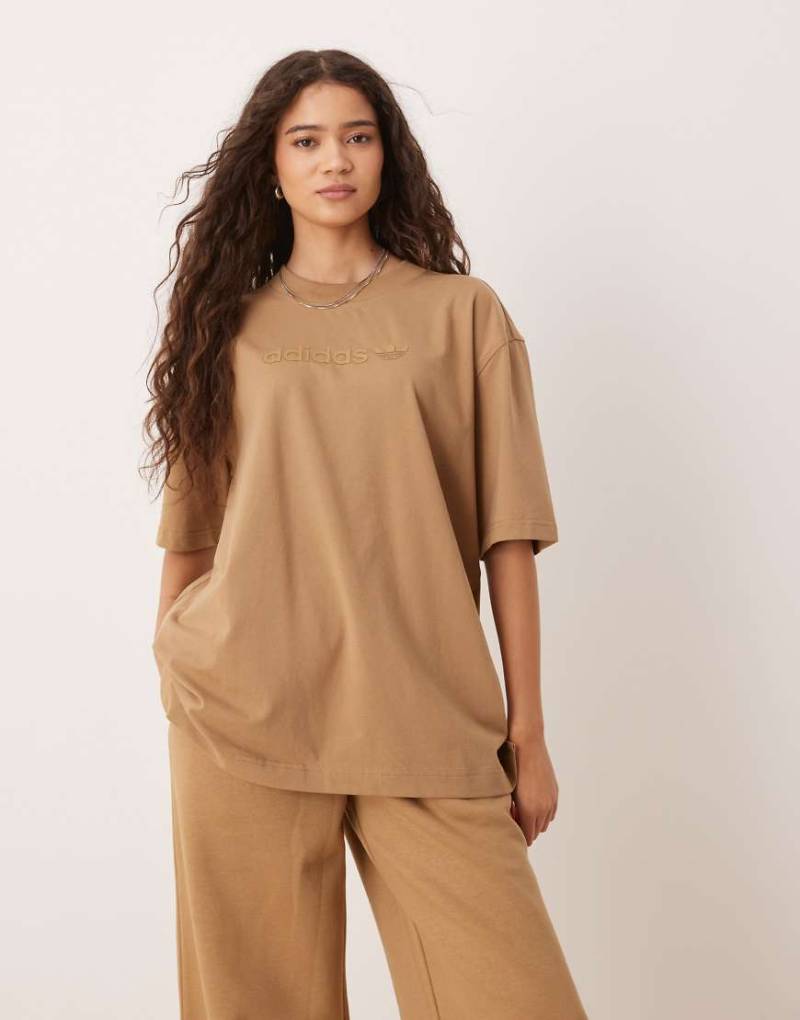 adidas Originals - Essentials - Oversize-T-Shirt in Kartonbraun mit linearem Logo von adidas Originals