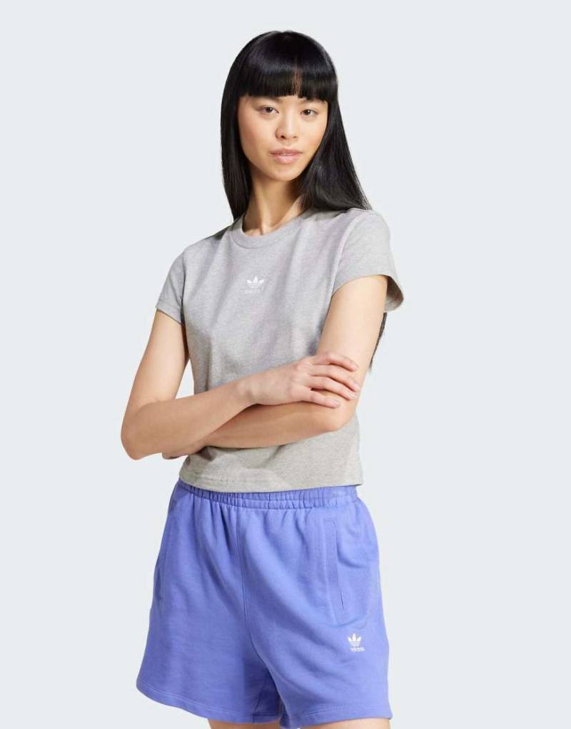 adidas Originals - Essentials - Schmal geschnittenes T-Shirt in meliertem Heidegrau adidas Originals - Essentials - Schmal geschnittenes T-Shirt in meliertem Heidegrau von adidas Originals