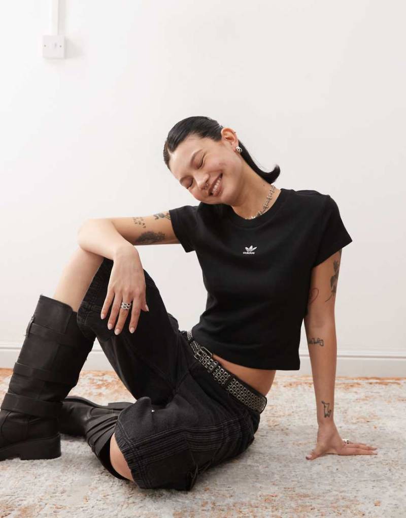 adidas Originals - Essentials - Schmales T-Shirt in Schwarz von adidas Originals