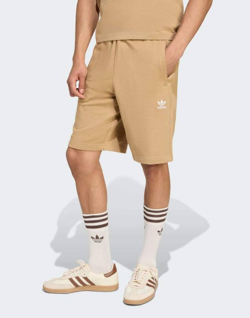 adidas Originals - Essentials - Shorts in Beige mit Dreiblatt-Logo-Neutral von adidas Originals