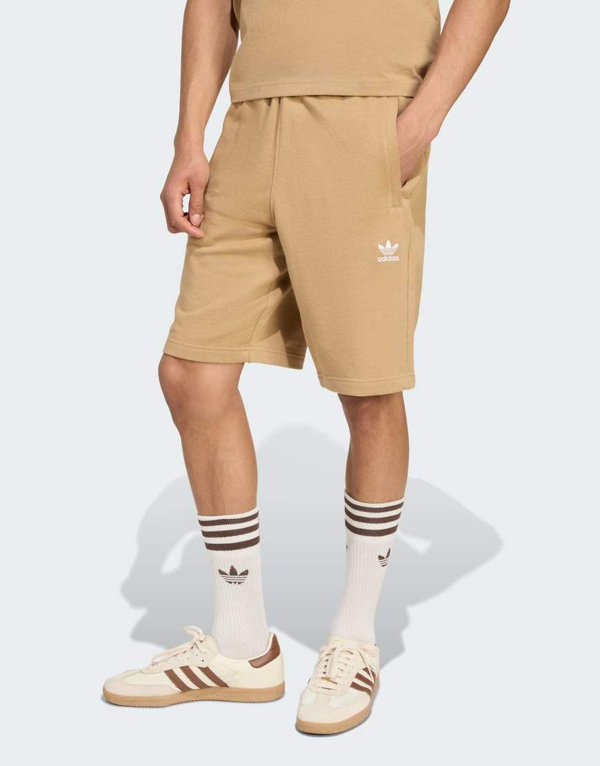adidas Originals - Essentials - Shorts in Beige mit Dreiblatt-Logo-Neutral adidas Originals - Essentials - Shorts in Beige mit Dreiblatt-Logo-Neutral von adidas Originals