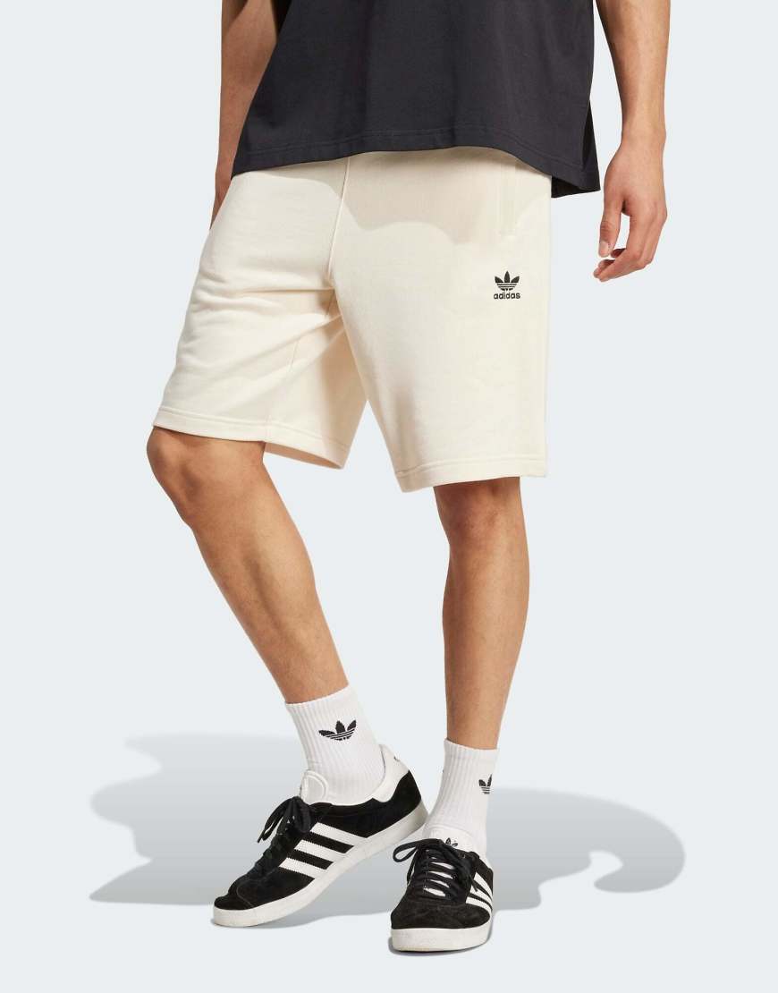 adidas Originals - Essentials - Shorts in Wonder-Weiß mit Dreiblatt-Logo adidas Originals - Essentials - Shorts in Wonder-Weiß mit Dreiblatt-Logo von adidas Originals