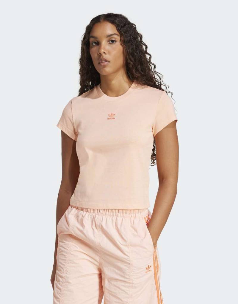 adidas Originals Essentials - Slim Fit T-Shirt in Glow Pink-Rosa von adidas Originals