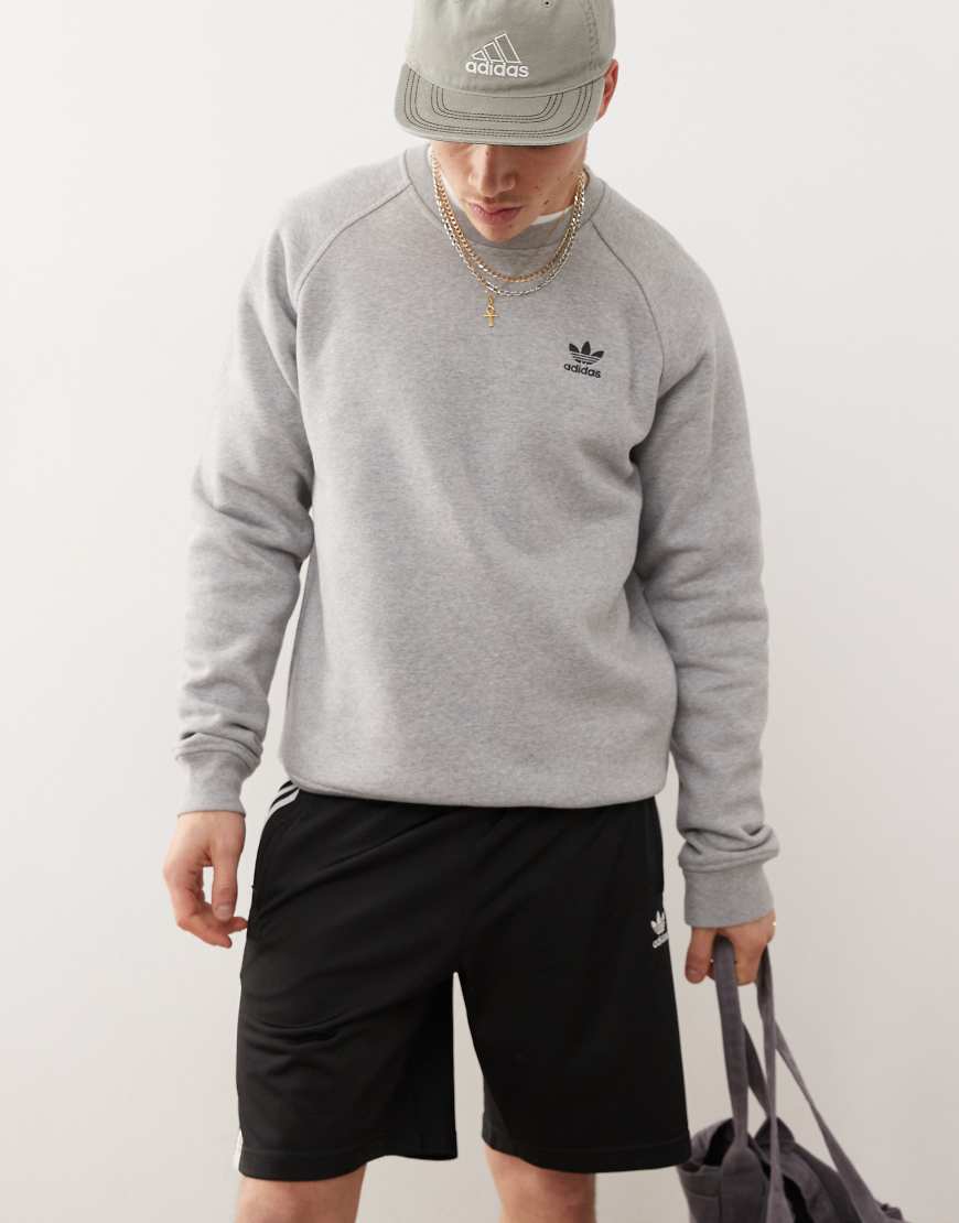 adidas Originals - Essentials - Sweatshirt in Grau mit Dreiblatt-Logo adidas Originals - Essentials - Sweatshirt in Grau mit Dreiblatt-Logo von adidas Originals