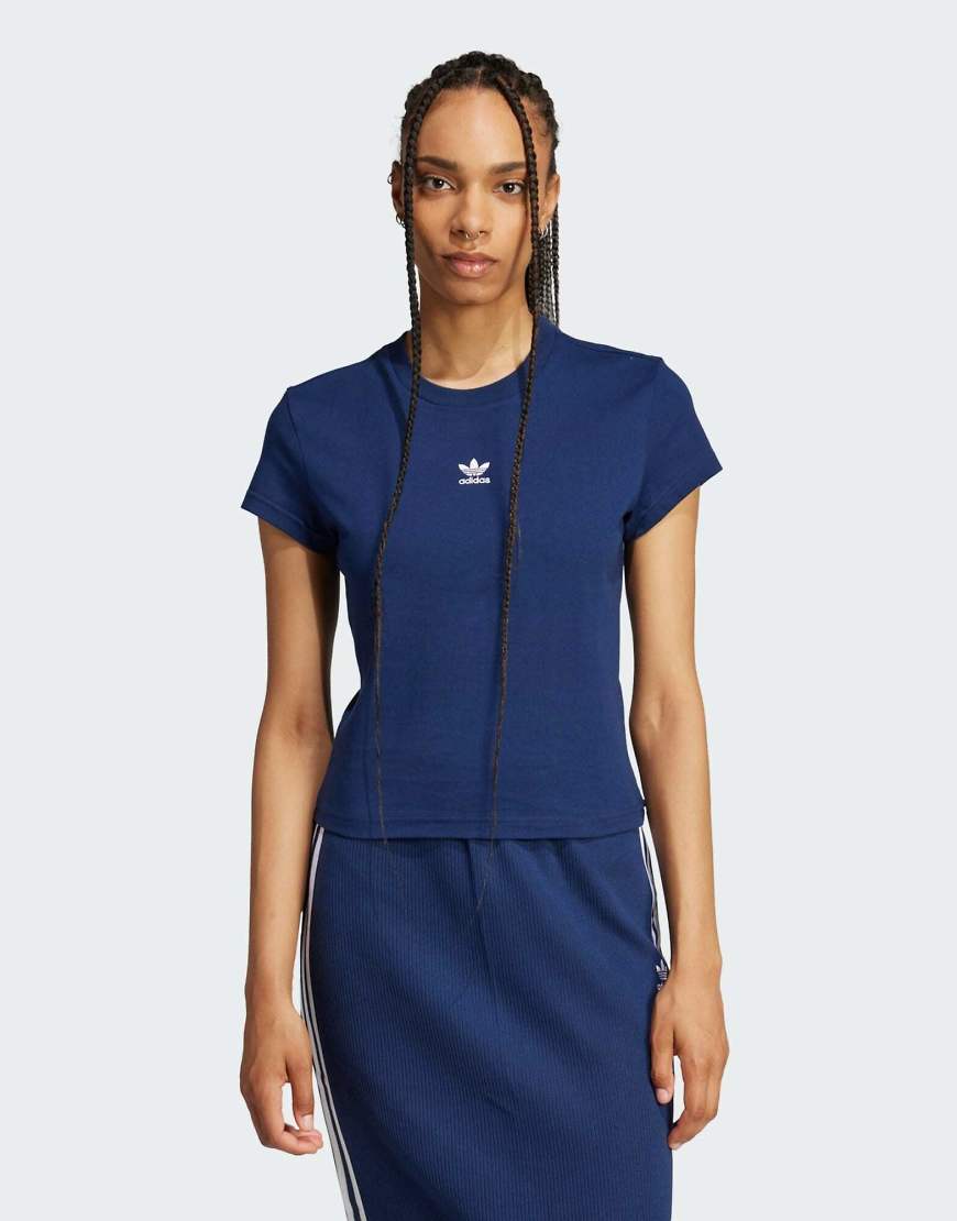 adidas Originals - Essentials - T-Shirt in Night Indigo mit schmalem Schnitt-Blau von adidas Originals