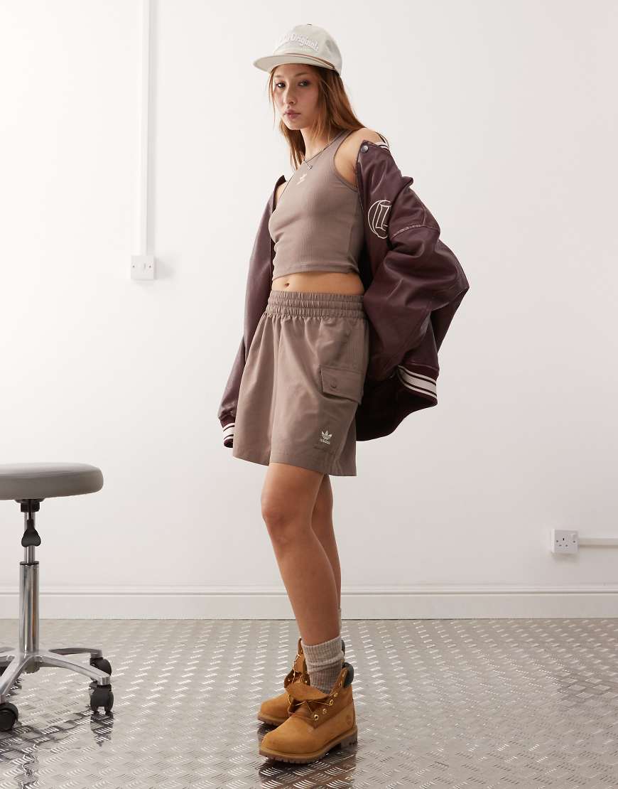 adidas Originals - Essentials - Web-Shorts aus Webstoff in Braun mit Cargotaschen und hohem Bund adidas Originals - Essentials - Web-Shorts aus Webstoff in Braun mit Cargotaschen und hohem Bund von adidas Originals