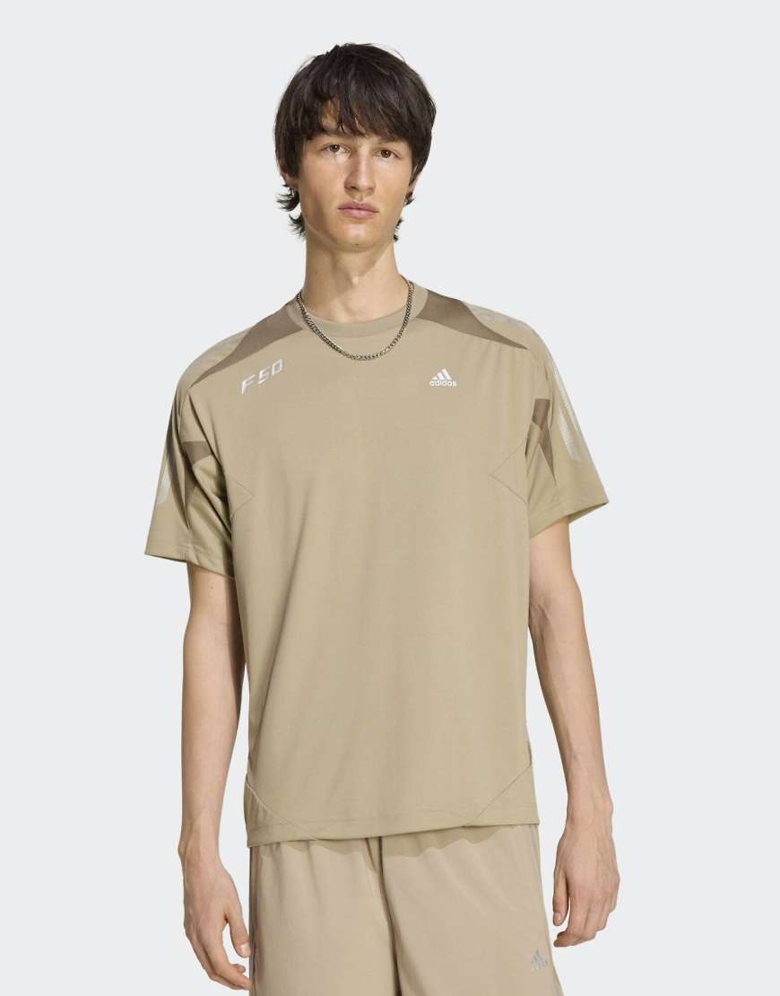 adidas Originals - F50 - Kurzärmliges T-Shirt in Blanch Cargo-Neutral von adidas Originals