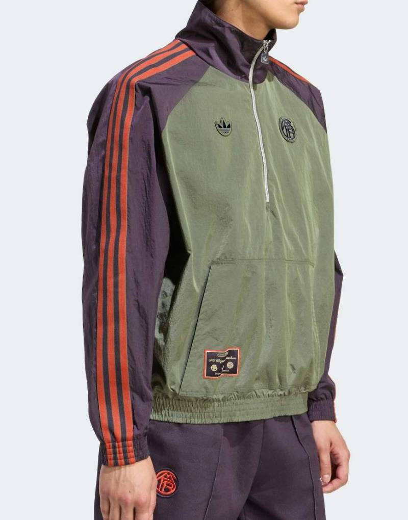 adidas Originals - FC Bayern Terrace Icons - Jacke in Base Green/Aurora Black mit kurzem Reißverschluss-Grün von adidas Originals