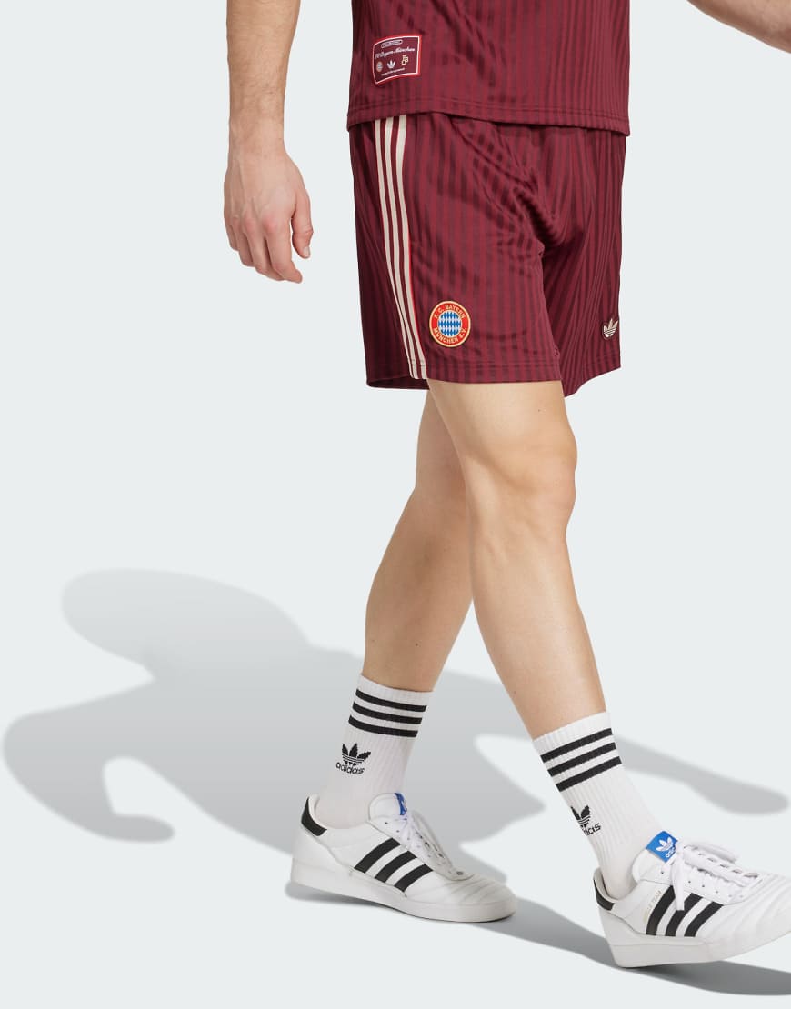 adidas Originals - FC Bayern Terrace Icons - Shorts in Shadow Red-Rot adidas Originals - FC Bayern Terrace Icons - Shorts in Shadow Red-Rot von adidas Originals