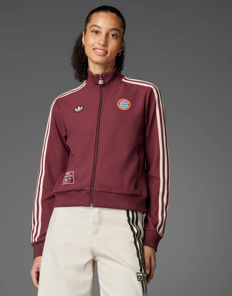 adidas Originals - FC Bayern Terrace Icons - Trainingsoberteil in Schattenrot adidas Originals - FC Bayern Terrace Icons - Trainingsoberteil in Schattenrot von adidas Originals