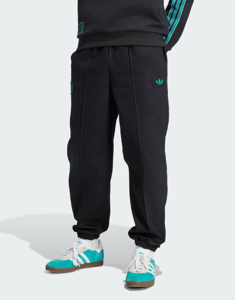 adidas Originals - FC Liverpool Terrace Icons - Drill-Hose in Schwarz adidas Originals - FC Liverpool Terrace Icons - Drill-Hose in Schwarz von adidas Originals