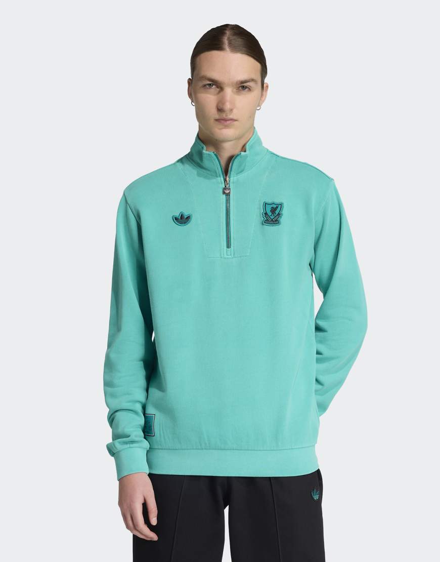 adidas Originals - FC Liverpool Terrace Icons - Oberteil in Meergrün mit kurzem Reißverschluss adidas Originals - FC Liverpool Terrace Icons - Oberteil in Meergrün mit kurzem Reißverschluss von adidas Originals