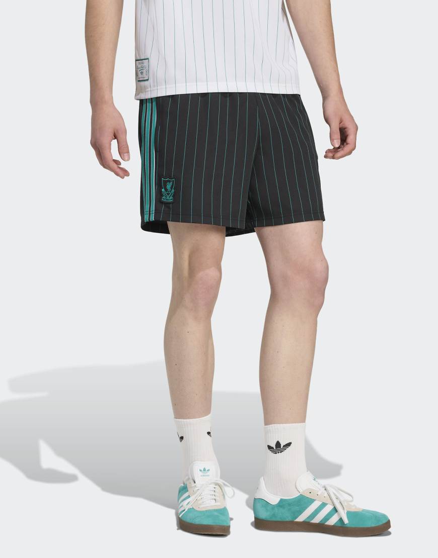 adidas Originals - FC Liverpool Terrace Icons - Shorts in Schwarz/Meergrün adidas Originals - FC Liverpool Terrace Icons - Shorts in Schwarz/Meergrün von adidas Originals