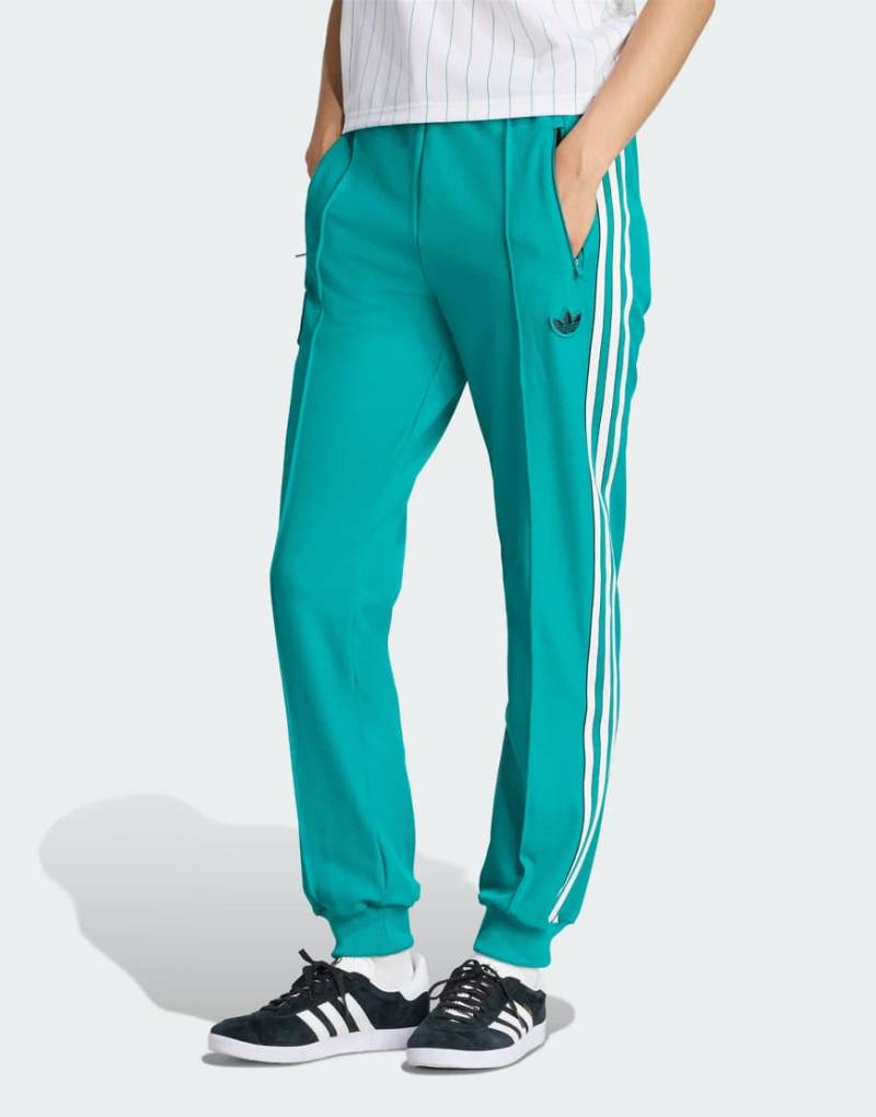 adidas Originals - FC Liverpool Terrace Icons - Trainingshose in Meergrün von adidas Originals