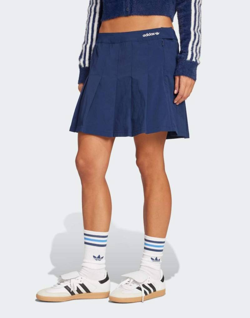 adidas Originals - Faltenrock in Nacht-Indigo-Blau adidas Originals - Faltenrock in Nacht-Indigo-Blau von adidas Originals