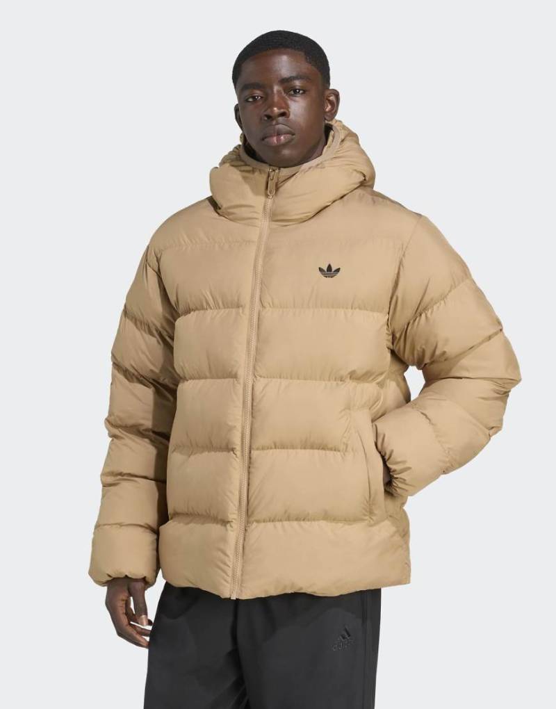 adidas Originals - Farblich abgestimmte Pufferjacke in Kartonbeige mit Kapuze-Brown von adidas Originals
