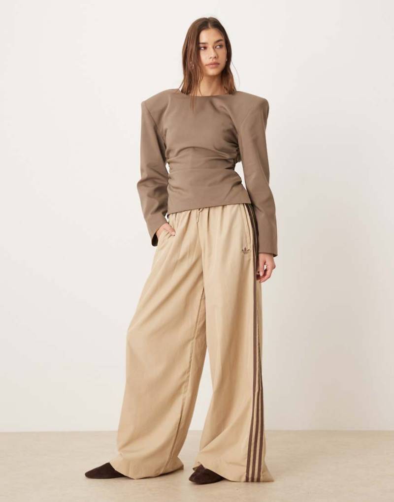 adidas Originals - Firebird Adilenium - Trainingshose in Stone Khaki / Earth Strata-Grün von adidas Originals