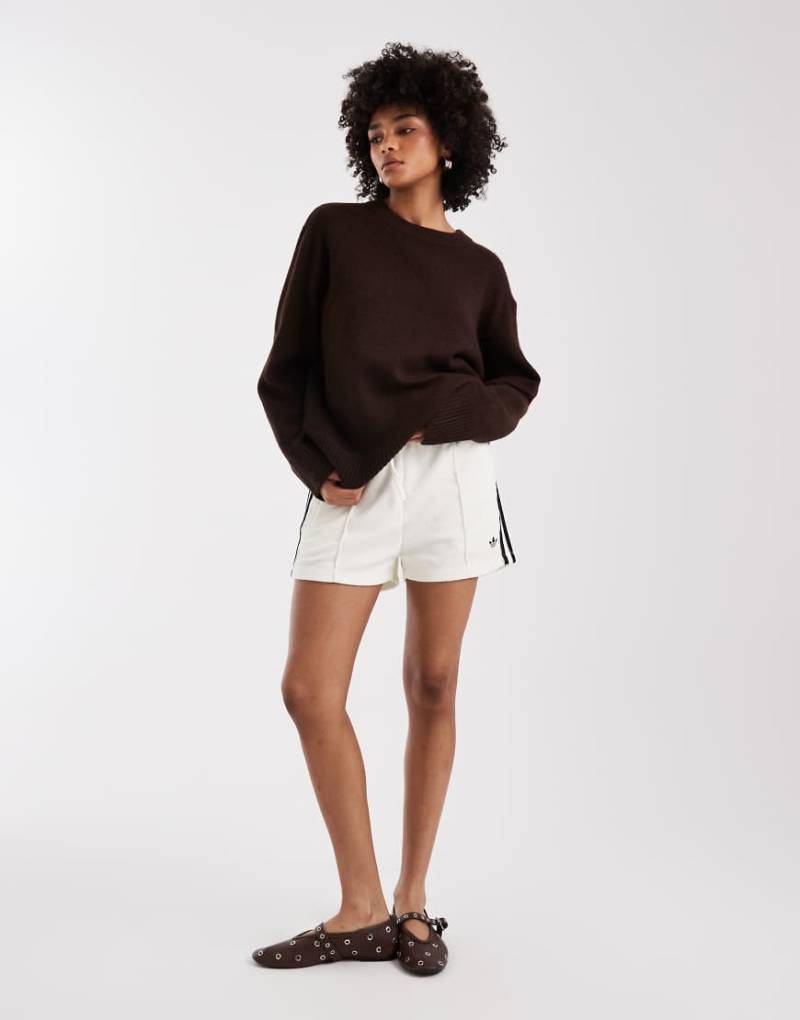 adidas Originals - Firebird - Frottee-Shorts in Wollweiß von adidas Originals