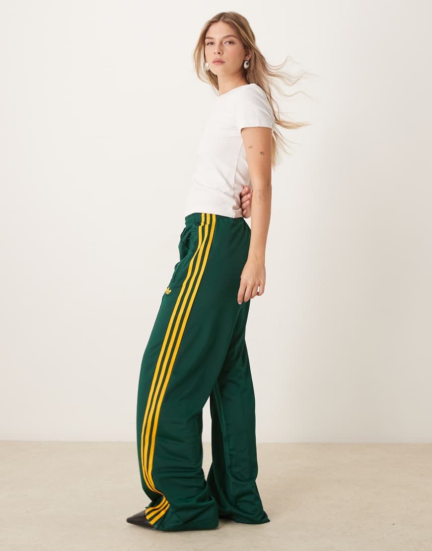 adidas Originals - Firebird - Locker geschnittene Trainingshose in Grün von adidas Originals