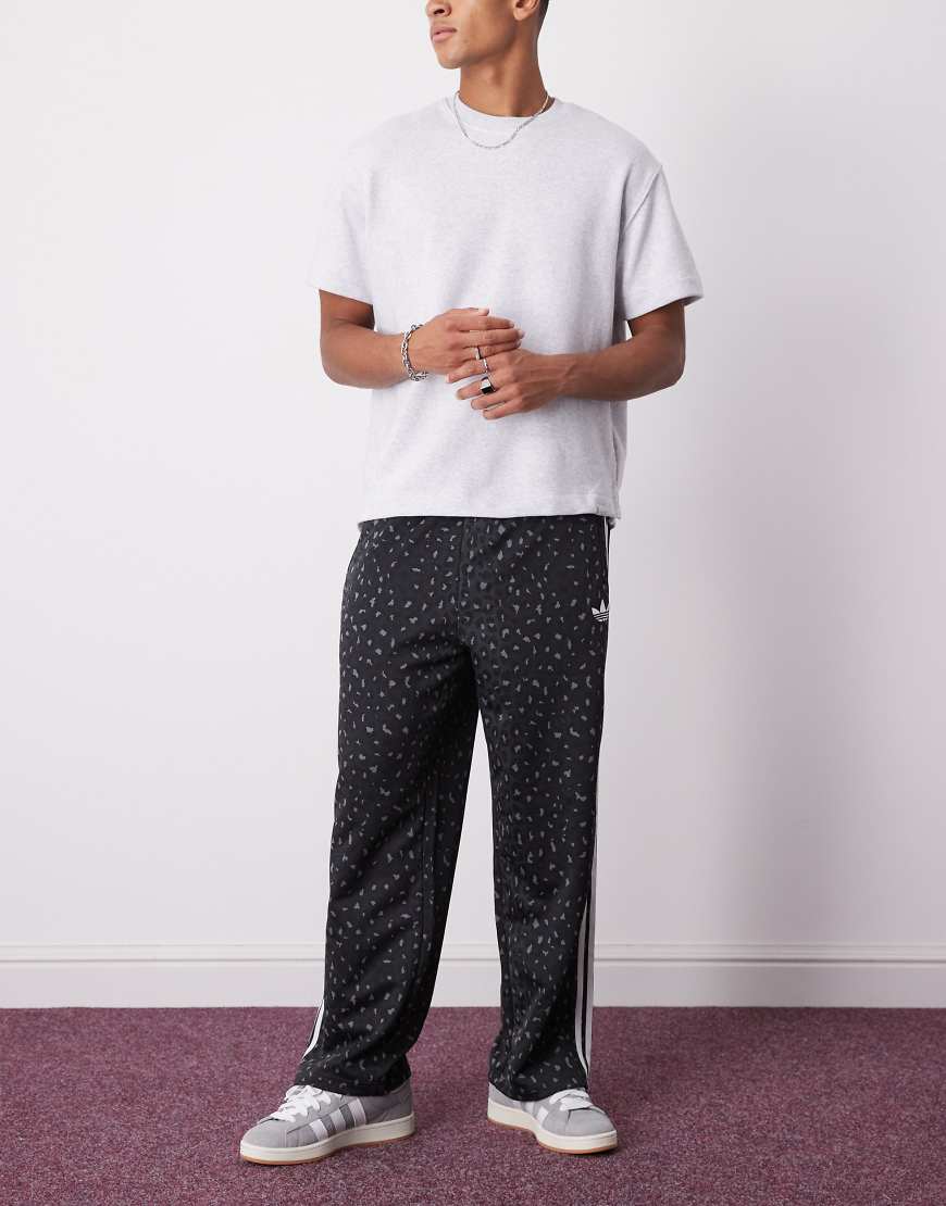 adidas Originals - Firebird - Locker geschnittene Trainingshose in Schwarz mit Leopardenmuster von adidas Originals