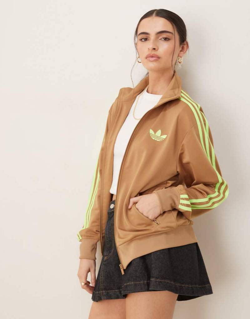 adidas Originals - Firebird - Locker geschnittenes Trainingsoberteil in Beige und Limettengrün-Neutral adidas Originals - Firebird - Locker geschnittenes Trainingsoberteil in Beige und Limettengrün-Neutral von adidas Originals